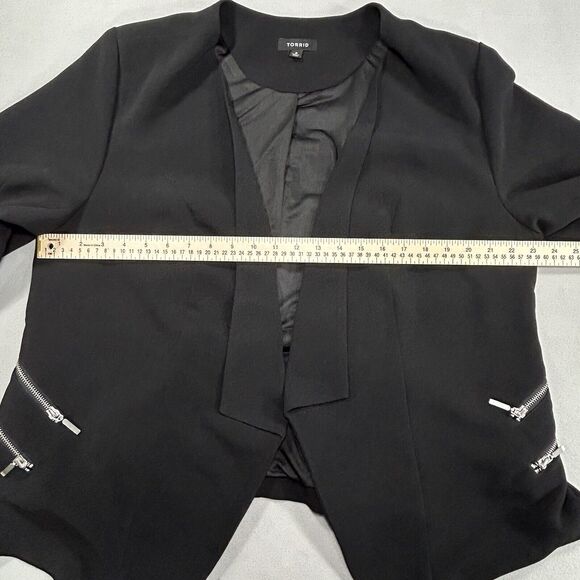 Torrid Blazer Women's Black 2 2X Open Front Shoulder Pads Faux Pockets Jacket - Picture 3 of 13